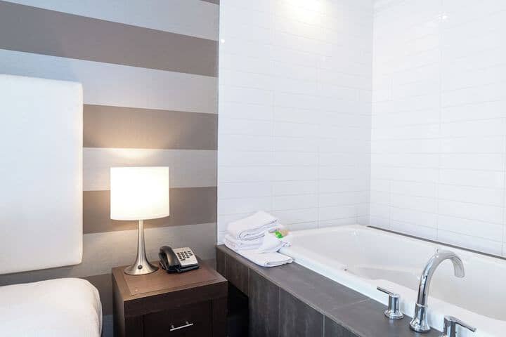Jetted tub